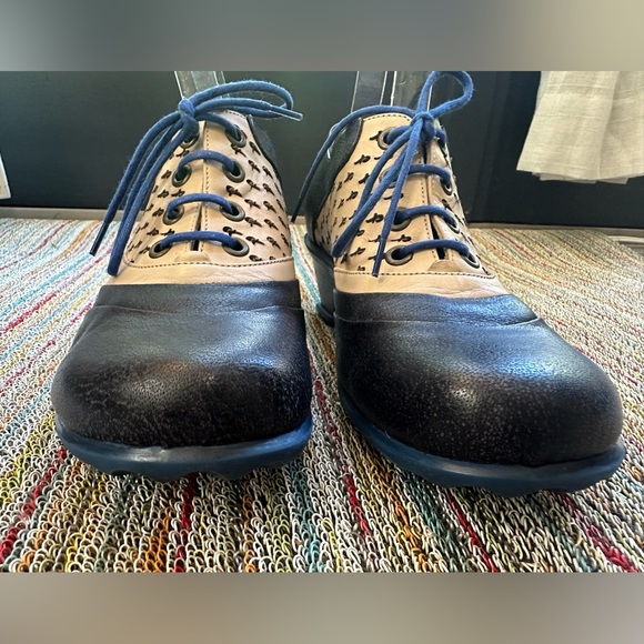 Fluevog NEARLY NEW Hopes Promise navy/cream lace up heels w/ F cutouts - 7.5/8 - Picture 6 of 16